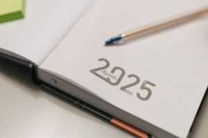 A pen on a 2025 agenda planning growth strategies for ecommerce